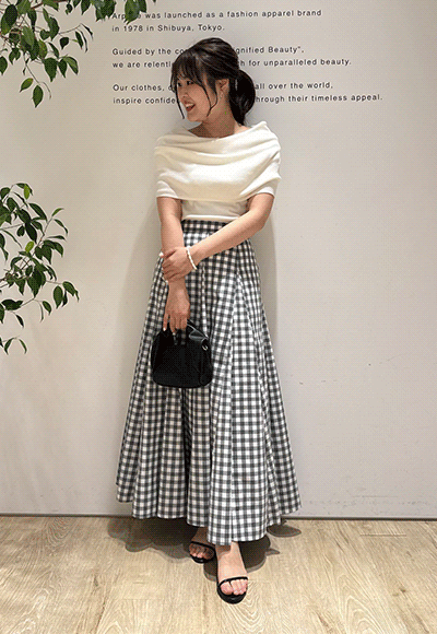 大人のオフショルニット