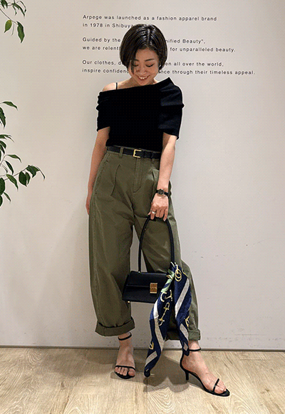 大人のオフショルニット