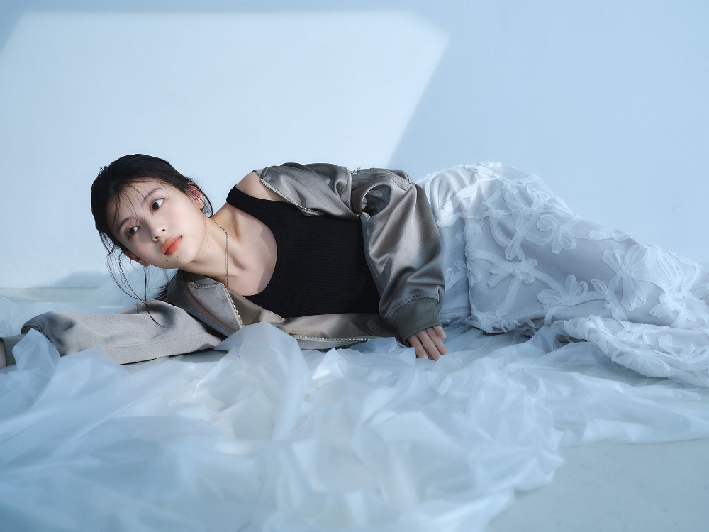 2月8日公開 VISUAL｜出口夏希｜Apuweiser-riche