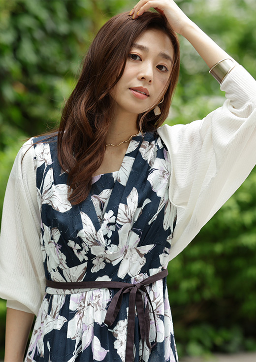 旅先で映える1枚映えOne-piece 街中で華やぐ旬顔Detail Tops