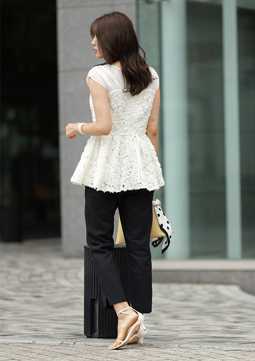 旅先で映える1枚映えOne-piece 街中で華やぐ旬顔Detail Tops